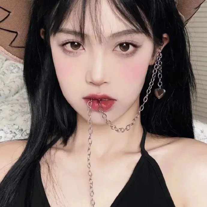 小鬼头上的女人